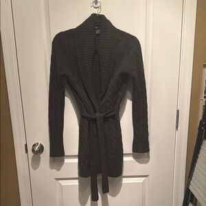 100% Cashmere Women's Charcoal Gray Cable Knit Sweater